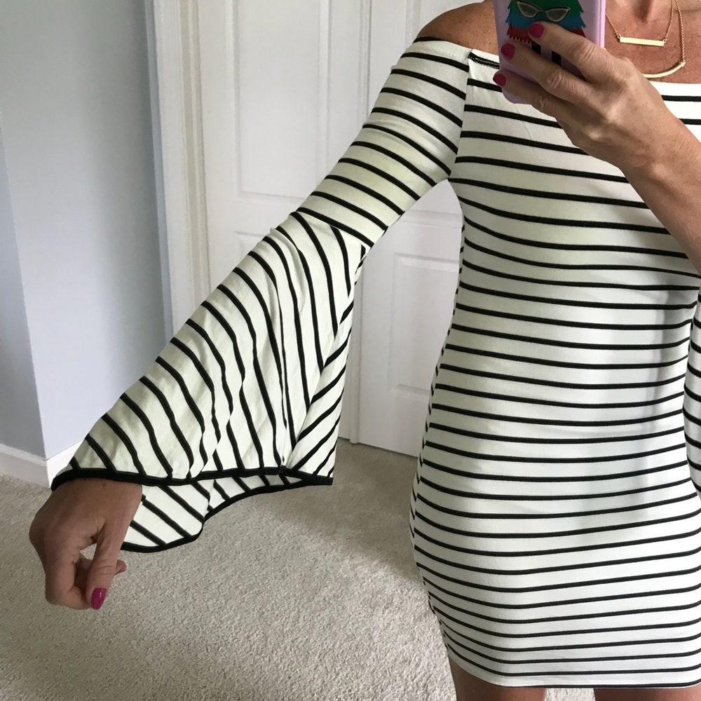 🎉1 SMALL🎉Off the Shoulder Bell Sleeve Dress - Picture 4 of 8
